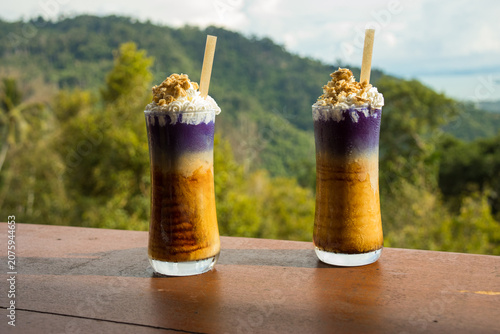 Foto Two Butterfly Pea Flower Iced Coffees on Cafe Terrace Sea View Koh Samui Thailan