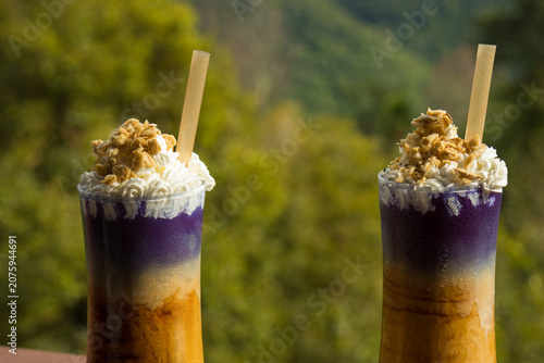 Foto Butterfly Pea Flower Iced Coffee Layered Drink Two Glasses Close-Up Tropical Caf