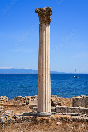 Canvastavla Ancient roman columns and ruins of Tharros archaeological site overlooking the G