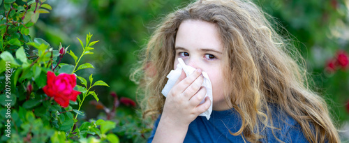 Фотография Child sneezing shows seasonal allergy