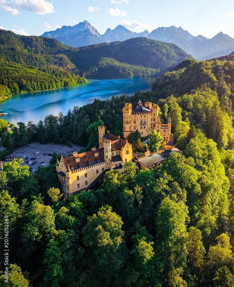 Obraz premium The beautiful Hohenschwangau Castle, situated on the shores of the picturesque Alpine lake Alpsee