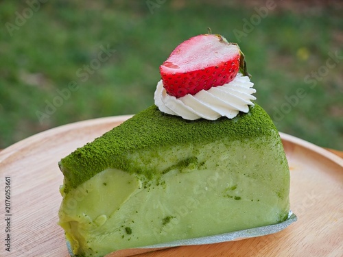 Foto A Matcha Mochi Wrapped Cheesecake.