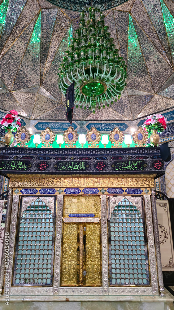 Obraz premium The golden sanctuary of the mosque with glass and mirror work