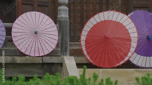 和傘が飾られた和風建築