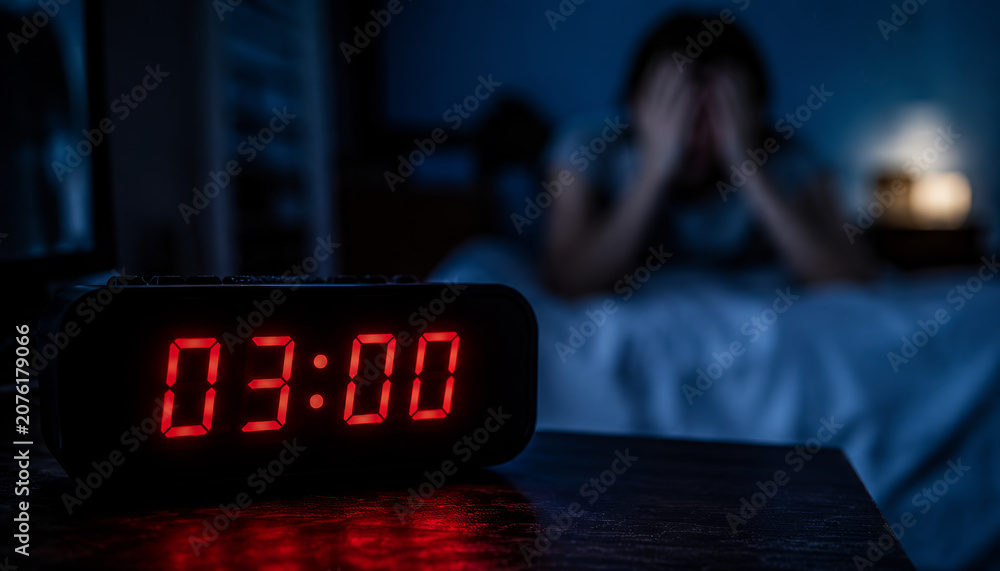 Naklejka premium Frustrated person awake in the dark at 3 am