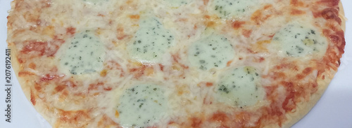 Foto Zenith view. Delicious four cheese pizza.
