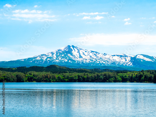 鳥海山と大谷地池（秋田県由利本荘市）