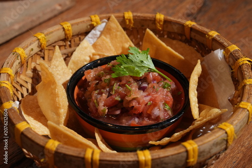 Cuadro en lienzo Tortilla Chips with fresh tomato salsa dip in a bowl - ボウルに盛られたトマトサルサソース トルティーヤチ
