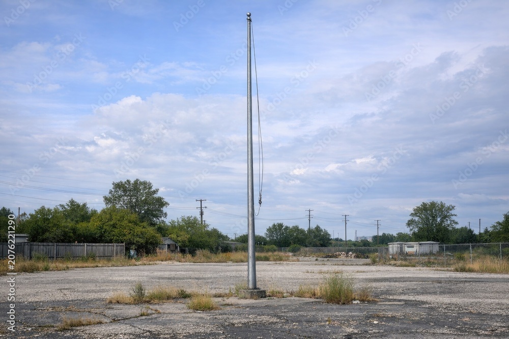 Obraz premium An empty parking space with a utility pole in the center