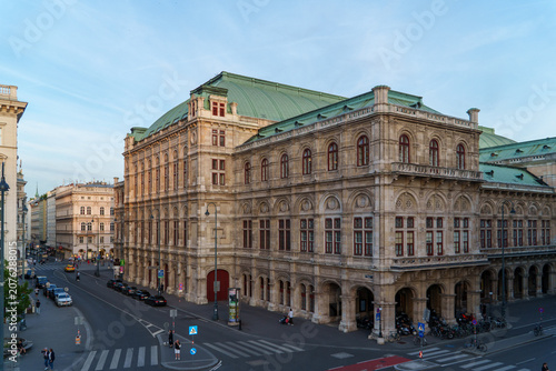Tableau sur toile The magnificent Vienna State Opera building showcases historic European architec