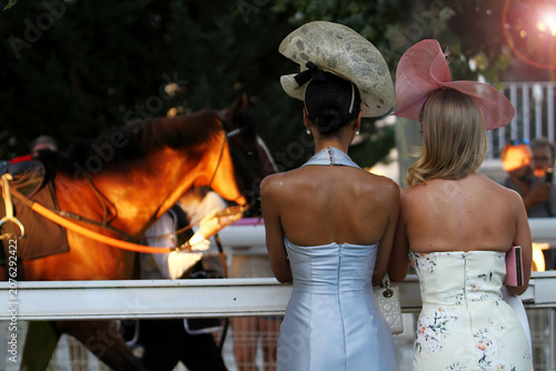 Foto Dama pamela glamour mujeres elegancia belleza, clase y moda dos con sombrero en