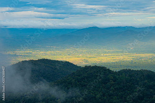 Cuadro en lienzo Clouds and mist on the mountains.