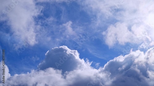 青空に流れる雲