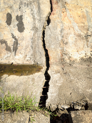 Canvastavla Low angle view of a massive structural crack splitting an old concrete retaining
