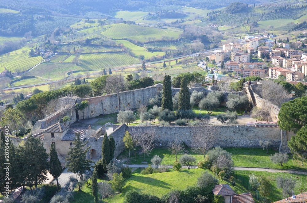 Obraz premium Aerial view of Rocca of Montestaffoli and hills in San Gimignano