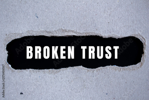 Obraz na plátně Brown ripped paper showing the words broken trust underneath, symbolizing betray