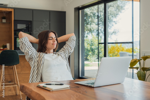 Fotografía Woman enjoying a peaceful moment of relaxation at her modern home office, taking