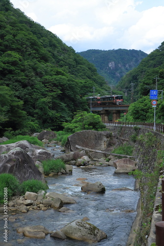 【鳥取県】新緑の石霞渓を渡る伯備線227系500番台電車「Urara」_2026/6/18撮影
