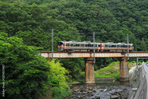 山深い景色の渓谷を縫うように走る伯備線227系500番台電車「Urara」_2026/6/19撮影
