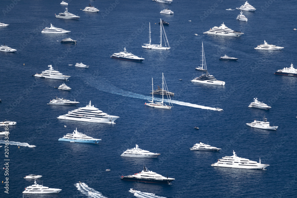 Obraz premium La Turbie, France - June 6, 2026: Luxury yachts and cruise ships anchored off Monaco during the Formula 1 Monaco Grand Prix qualifying weekend, viewed from Tête de Chien.