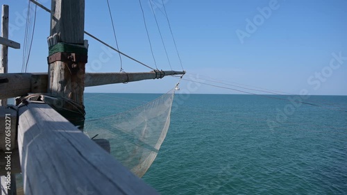 braccio di legno con reti da pesca di un antico trabucco sulle coste del gargano in puglia