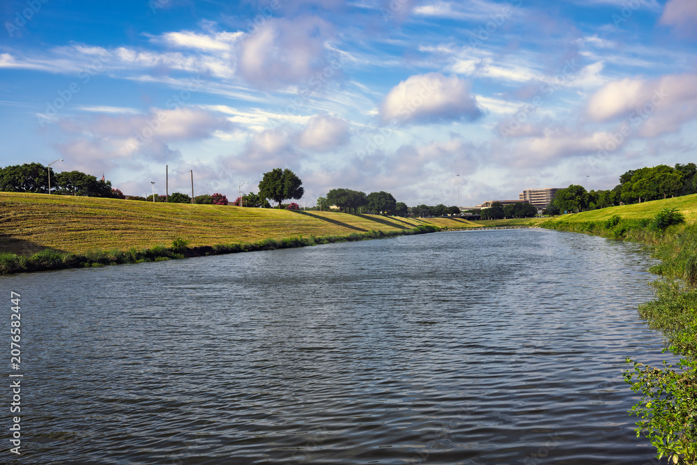 Fototapeta premium 2026-06-19 THE TRINITY RIVER IN FORT WORTH TEXAS WITH NICE VEGETATION AND A BEAUTIFUL SKY IN TH E EARLY MORNING