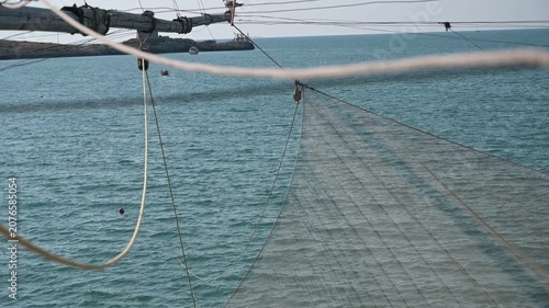 braccio di legno con reti da pesca di un antico trabucco sulle coste del gargano in puglia