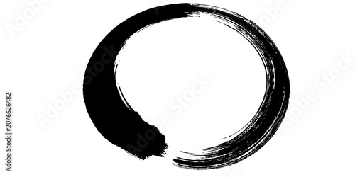 Fotografie A black ensō circle, hand-drawn with bold ink strokes on a stark white background, symbolizes Zen Buddhist enlightenment and infinity, representing simplicity and completeness