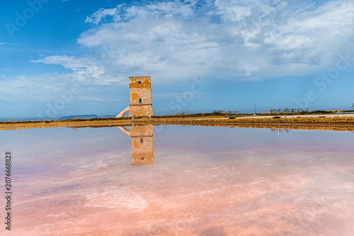 Lo spettacolo multicolore delle saline di Trapani, tra cielo, terra, sole e mare