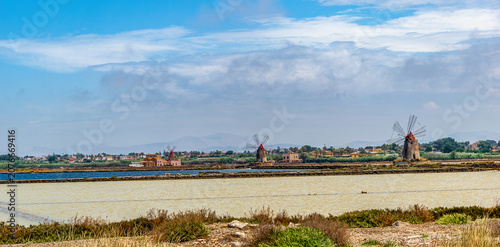 Lo spettacolo multicolore delle saline di Trapani, tra cielo, terra, sole e mare