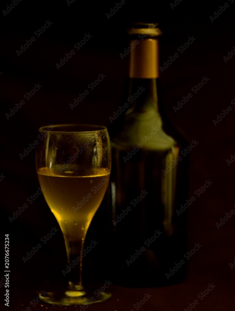 Obraz premium Verre de vin jaune et clavelin (bouteille)