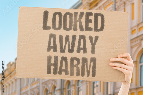 Foto "Looked away harm" Averting attention permits suffering