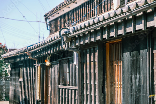 Tapety artystyczne 【#古民家】黒い板壁が美しい日本家屋の外観