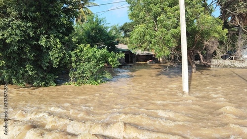 Fotografia Severe flood water inundating a residential area with trees and buildings in a n