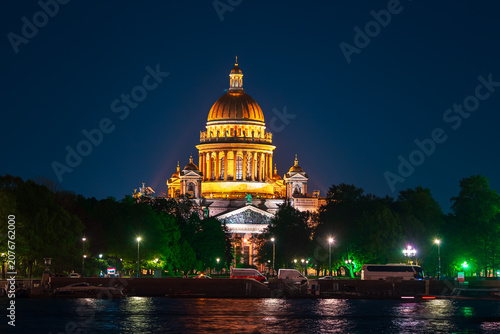 Foto Magnificent view of St. Isaac's Cathedral at night.