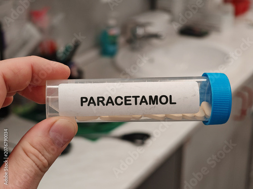 Obraz na plátně PARACETAMOL analgesic and antipyretic for pain and fever box in pharmacy laborat