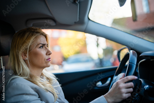 Billede på lærred Woman driving car experiencing frustration in traffic