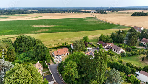 Bild auf Leinwand Vue aérienne d'un quartier résidentiel en bordure de champs agricoles à Forges-l