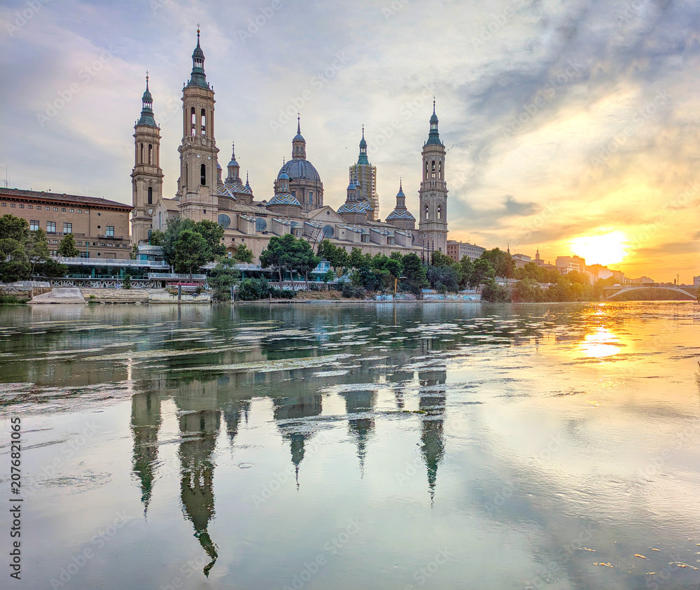 Fototapeta premium Basilica Our Lady river Zaragoza