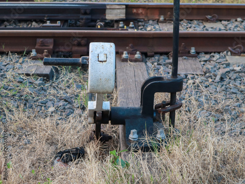 Φωτογραφία Manual railway switch mechanism lever or track switcher on the side of a railroad track