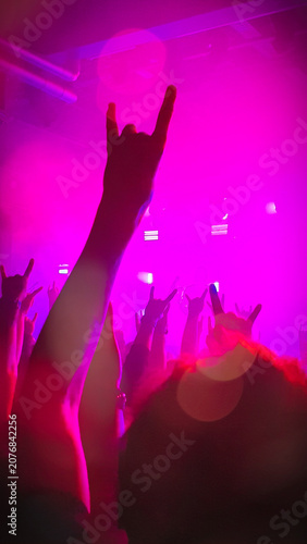 Fotografie Crowd of people with heavy metal devil horn sign mano cornuta hands up at live r