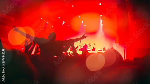 Foto Crowd serving -  people carry a men with heavy metal devil horn sign mano cornut