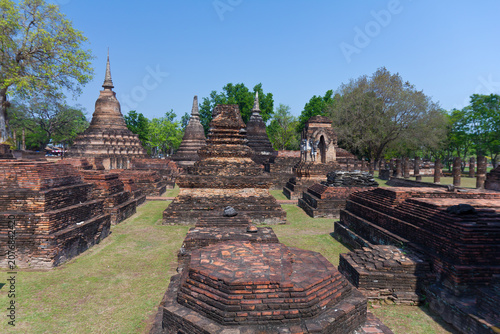 Bild auf Leinwand Ancient Ruins and Stupas at Wat
Mahathat in Sukhothai Historical Park
Thailand