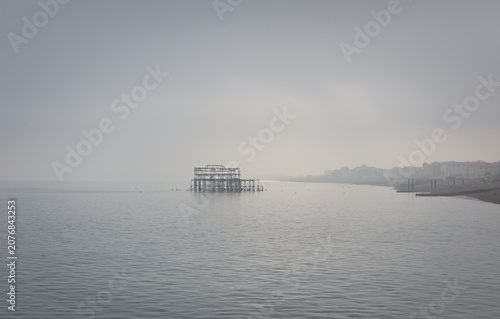 Fotografie foggy sea with distant pier remains - Brighton - England