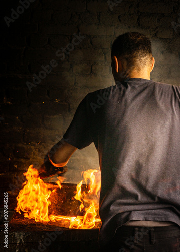 Slika na platnu tinsmith worker, doing his job