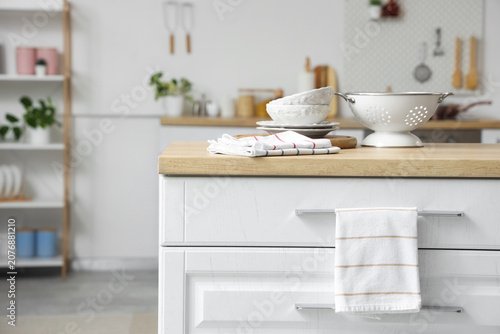 фотографія Clean kitchen counter with white dishes and colander