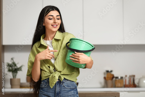 Young woman pointing at gre...