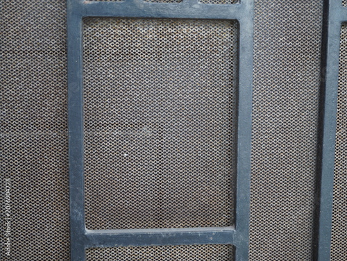 фотографія A rectangular black metal frame containing a fine diamond patterned wire mesh sc