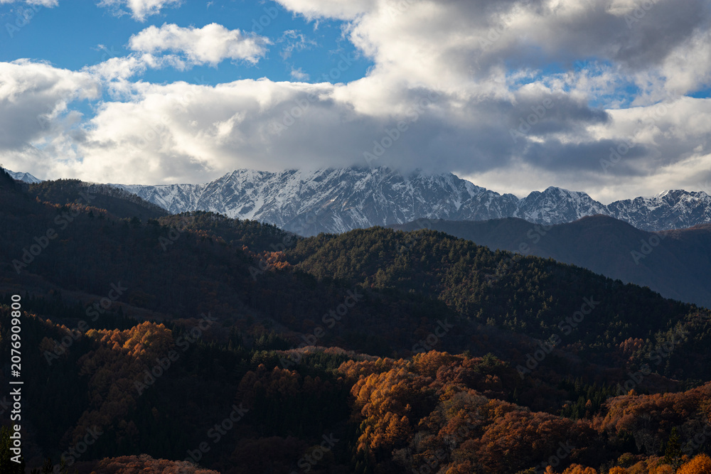 Fototapeta premium 長野県から見た秋の飛騨山脈