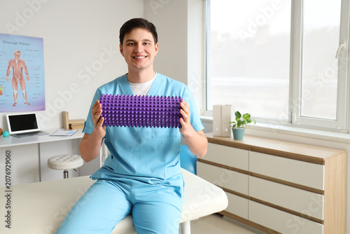 Male physiotherapist with f...